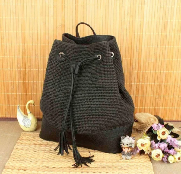 Tas ransel dengan hiasan tali rafia